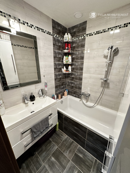 Prenajatý do 1.10.2026 ... Na prenájom krásny zrekonštruovaný 2 izbový byt s balkónom Obrancov mieru, zariadený