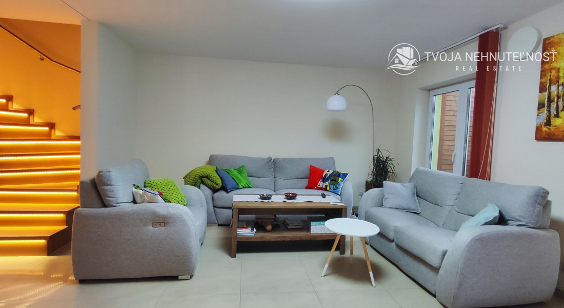 Skvelý 4 izbový poschodový dom Tichá Dolina ulica Pri Delni, zabývaná novostavba z roku 2014, čiastočne zariadený