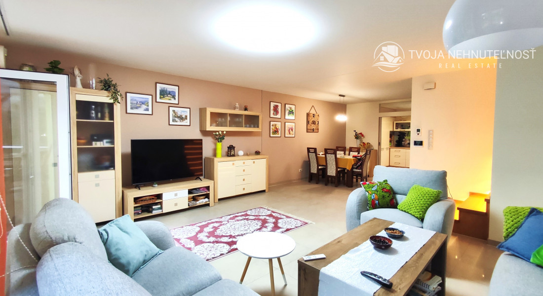 Skvelý 4 izbový poschodový dom Tichá Dolina ulica Pri Delni, zabývaná novostavba z roku 2014, čiastočne zariadený