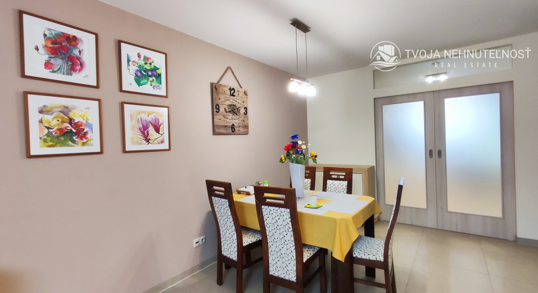 Skvelý 4 izbový poschodový dom Tichá Dolina ulica Pri Delni, zabývaná novostavba z roku 2014, čiastočne zariadený