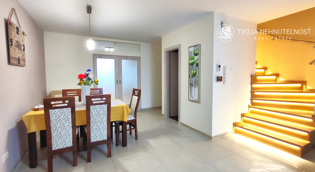 Skvelý 4 izbový poschodový dom Tichá Dolina ulica Pri Delni, zabývaná novostavba z roku 2014, čiastočne zariadený