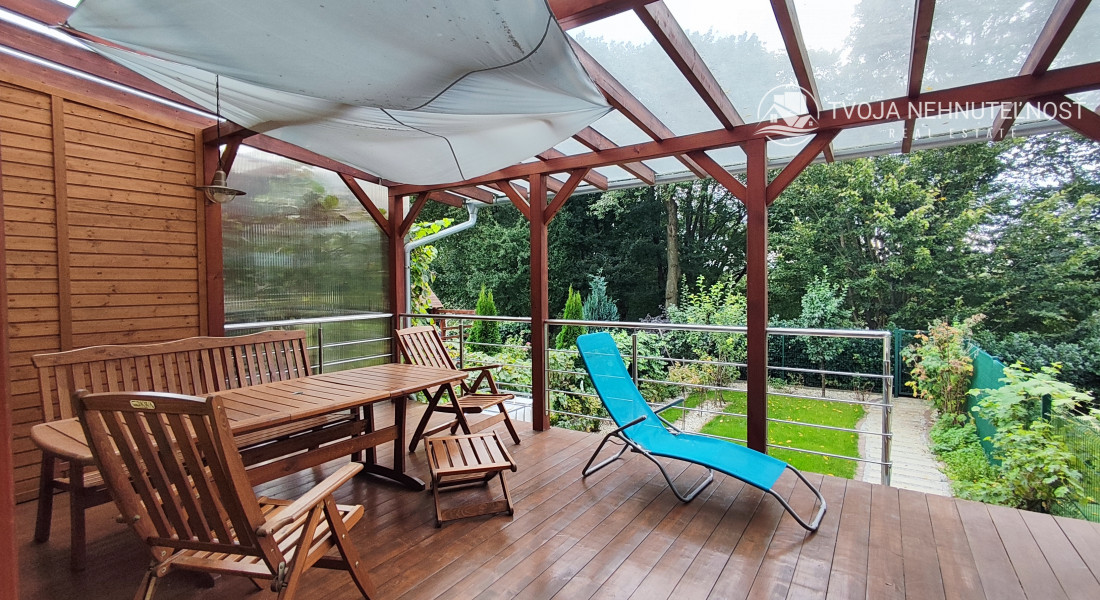 Skvelý 4 izbový poschodový dom Tichá Dolina ulica Pri Delni, zabývaná novostavba z roku 2014, čiastočne zariadený