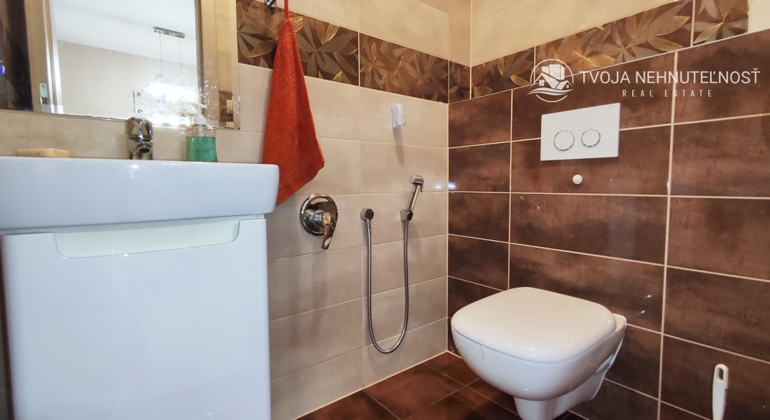 Skvelý 4 izbový poschodový dom Tichá Dolina ulica Pri Delni, zabývaná novostavba z roku 2014, čiastočne zariadený