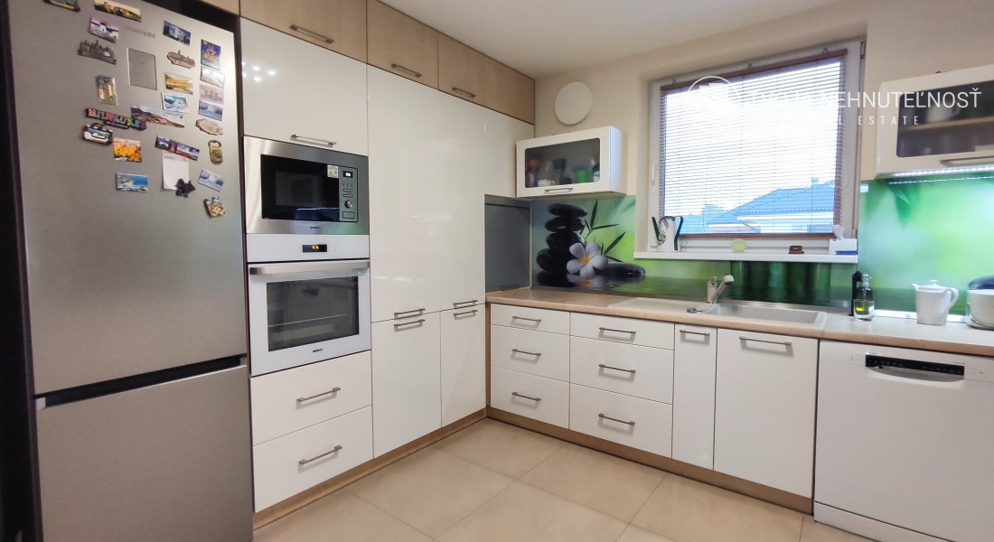 Skvelý 4 izbový poschodový dom Tichá Dolina ulica Pri Delni, zabývaná novostavba z roku 2014, čiastočne zariadený