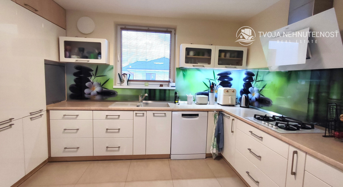 Skvelý 4 izbový poschodový dom Tichá Dolina ulica Pri Delni, zabývaná novostavba z roku 2014, čiastočne zariadený