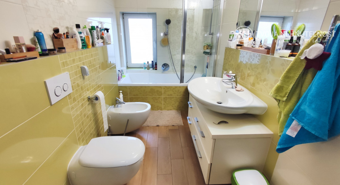 Skvelý 4 izbový poschodový dom Tichá Dolina ulica Pri Delni, zabývaná novostavba z roku 2014, čiastočne zariadený