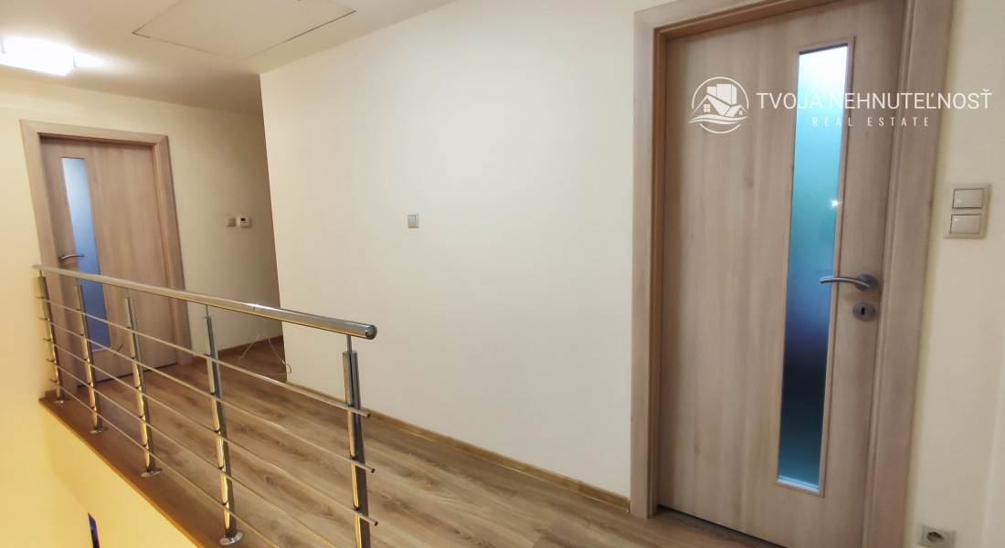 Skvelý 4 izbový poschodový dom Tichá Dolina ulica Pri Delni, zabývaná novostavba z roku 2014, čiastočne zariadený