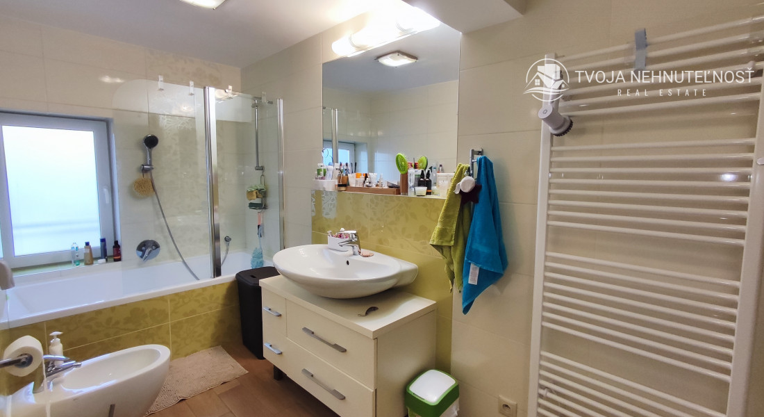 Skvelý 4 izbový poschodový dom Tichá Dolina ulica Pri Delni, zabývaná novostavba z roku 2014, čiastočne zariadený