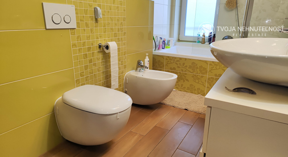 Skvelý 4 izbový poschodový dom Tichá Dolina ulica Pri Delni, zabývaná novostavba z roku 2014, čiastočne zariadený