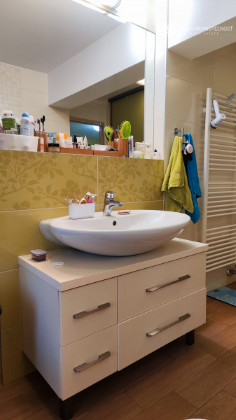 Skvelý 4 izbový poschodový dom Tichá Dolina ulica Pri Delni, zabývaná novostavba z roku 2014, čiastočne zariadený