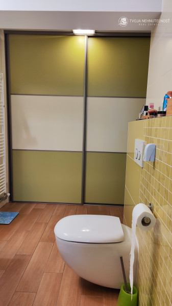 Skvelý 4 izbový poschodový dom Tichá Dolina ulica Pri Delni, zabývaná novostavba z roku 2014, čiastočne zariadený