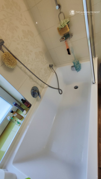 Skvelý 4 izbový poschodový dom Tichá Dolina ulica Pri Delni, zabývaná novostavba z roku 2014, čiastočne zariadený