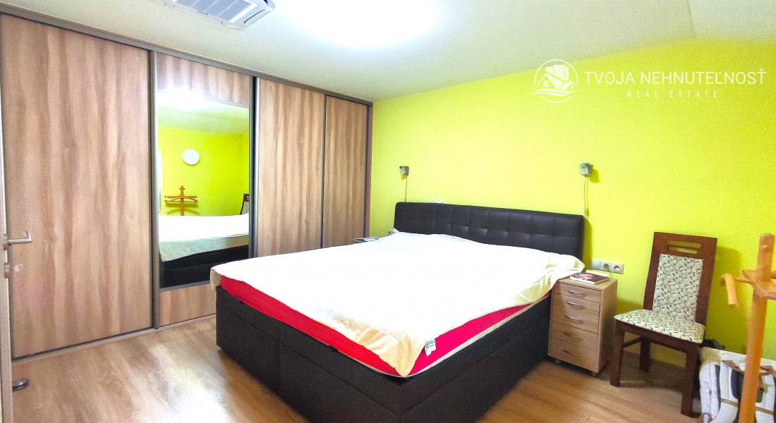 Skvelý 4 izbový poschodový dom Tichá Dolina ulica Pri Delni, zabývaná novostavba z roku 2014, čiastočne zariadený