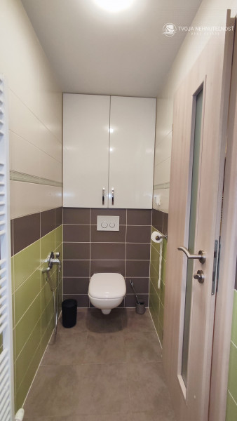 Skvelý 4 izbový poschodový dom Tichá Dolina ulica Pri Delni, zabývaná novostavba z roku 2014, čiastočne zariadený