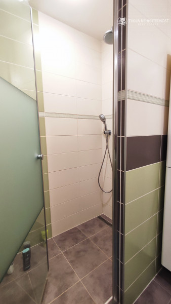 Skvelý 4 izbový poschodový dom Tichá Dolina ulica Pri Delni, zabývaná novostavba z roku 2014, čiastočne zariadený