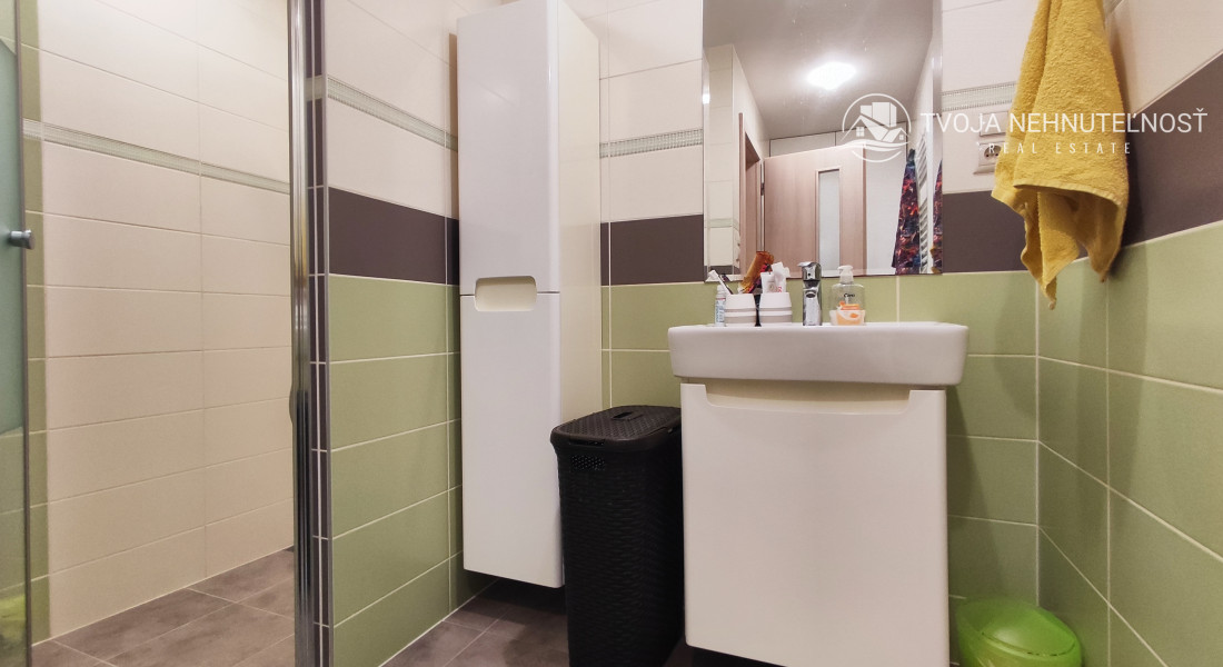 Skvelý 4 izbový poschodový dom Tichá Dolina ulica Pri Delni, zabývaná novostavba z roku 2014, čiastočne zariadený