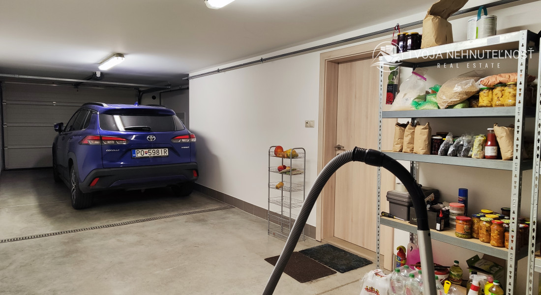 Skvelý 4 izbový poschodový dom Tichá Dolina ulica Pri Delni, zabývaná novostavba z roku 2014, čiastočne zariadený