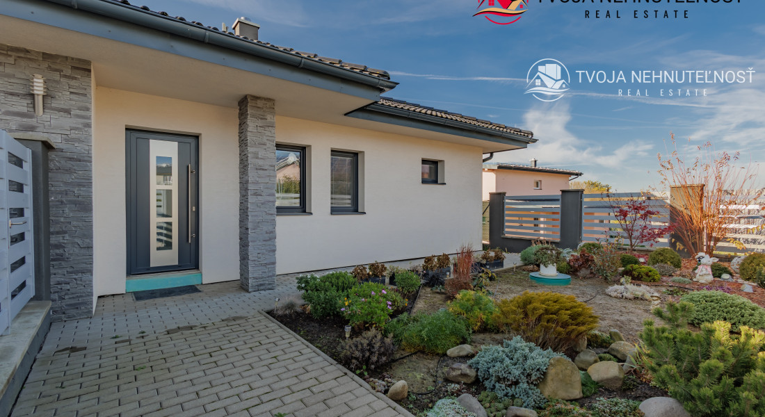 REZERVOVANÝ.....Luxusný dom so záhradou a dvojgarážou, kompletne zariadený, zabývaná novostavba