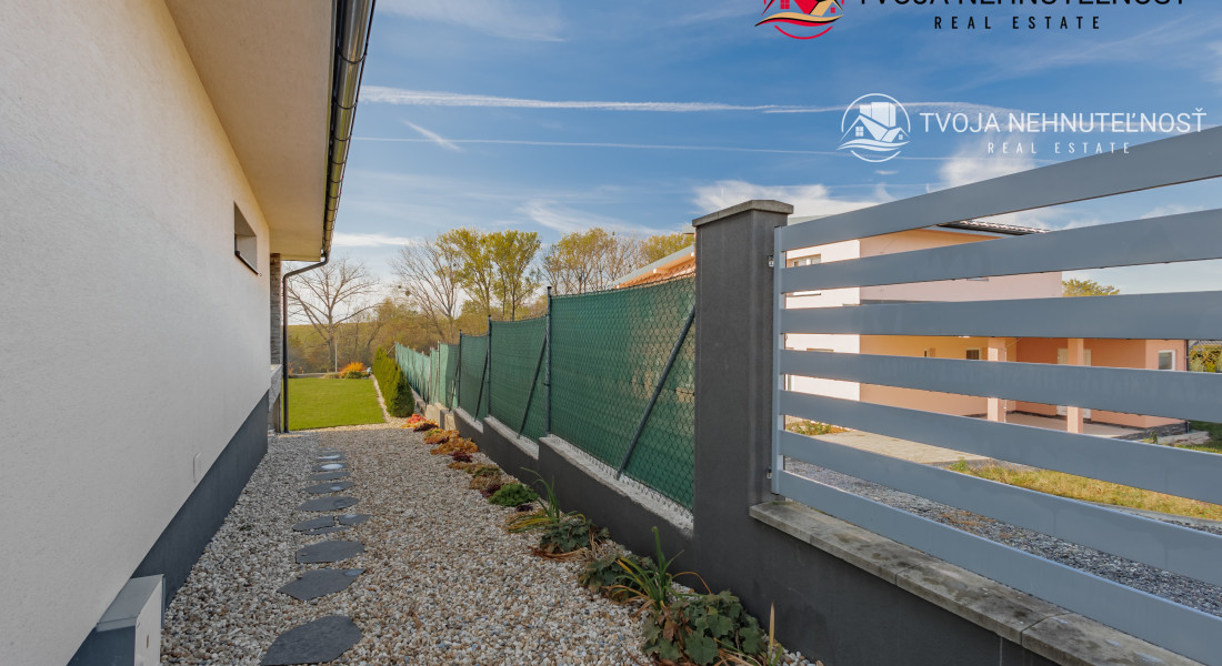 REZERVOVANÝ.....Luxusný dom so záhradou a dvojgarážou, kompletne zariadený, zabývaná novostavba