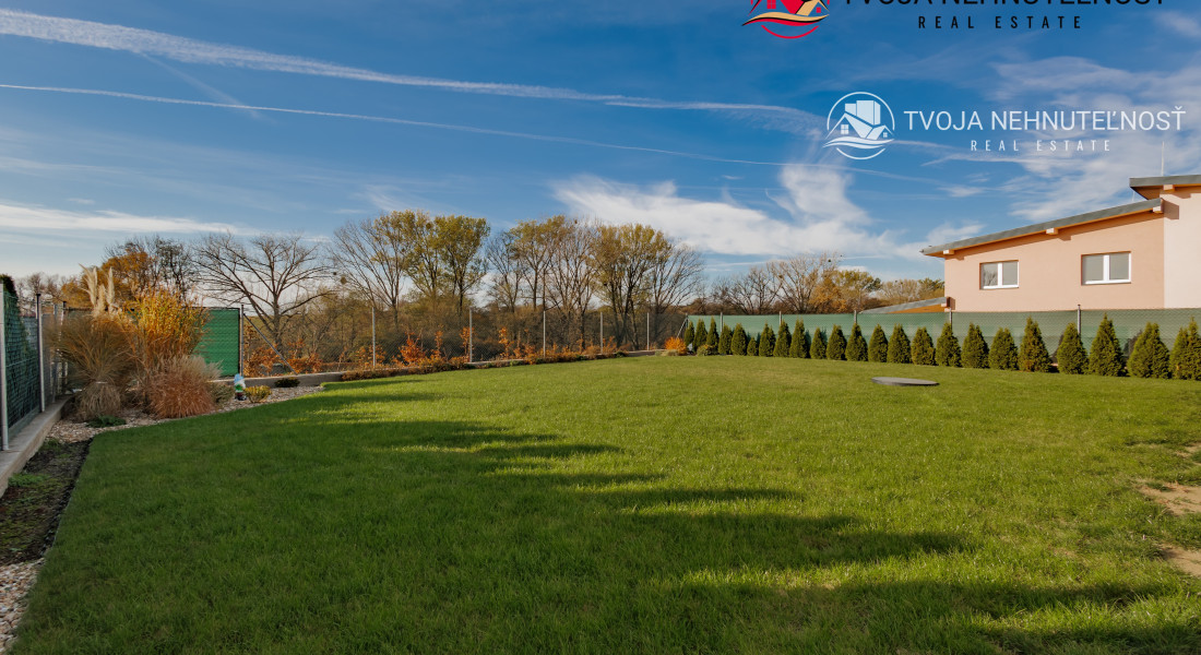 REZERVOVANÝ.....Luxusný dom so záhradou a dvojgarážou, kompletne zariadený, zabývaná novostavba