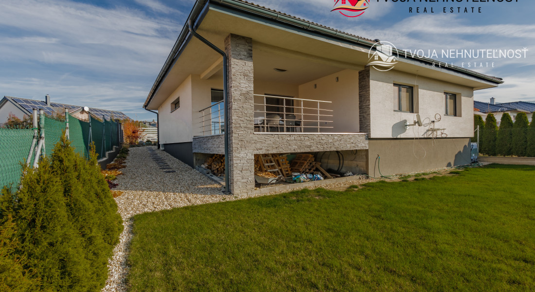 REZERVOVANÝ.....Luxusný dom so záhradou a dvojgarážou, kompletne zariadený, zabývaná novostavba