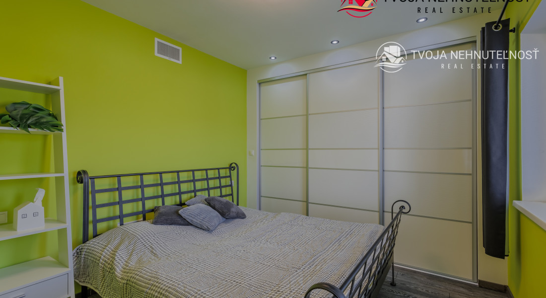 REZERVOVANÝ.....Luxusný dom so záhradou a dvojgarážou, kompletne zariadený, zabývaná novostavba