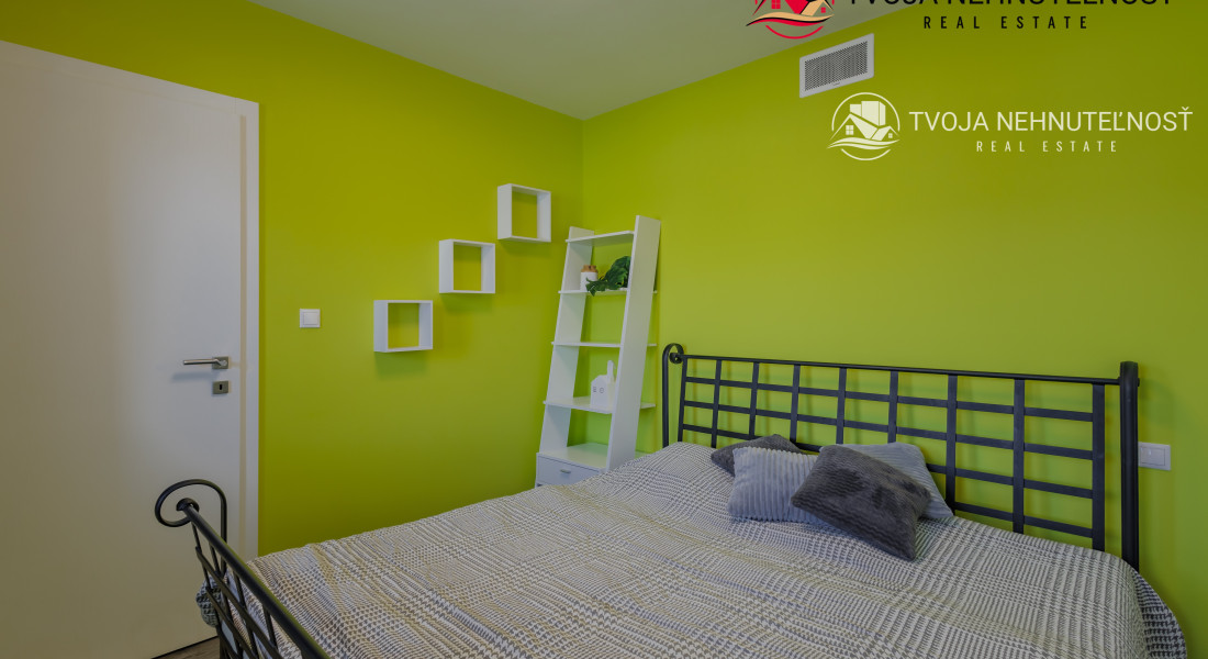 REZERVOVANÝ.....Luxusný dom so záhradou a dvojgarážou, kompletne zariadený, zabývaná novostavba