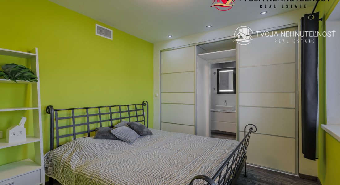 REZERVOVANÝ.....Luxusný dom so záhradou a dvojgarážou, kompletne zariadený, zabývaná novostavba