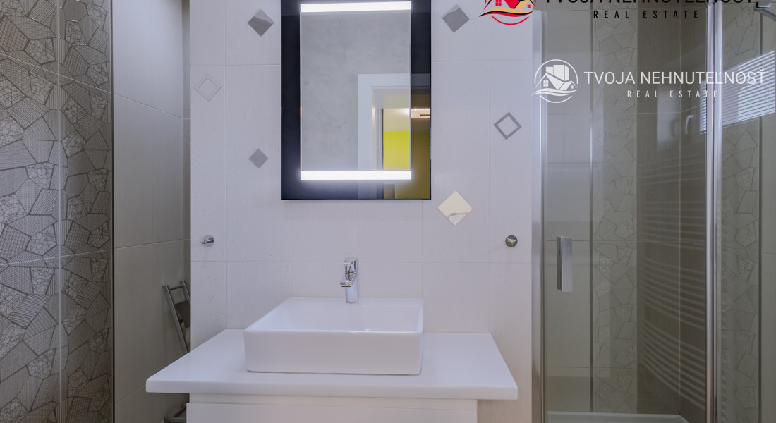 REZERVOVANÝ.....Luxusný dom so záhradou a dvojgarážou, kompletne zariadený, zabývaná novostavba