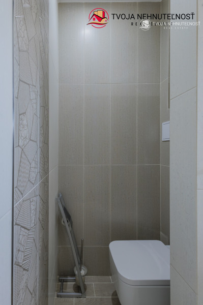 REZERVOVANÝ.....Luxusný dom so záhradou a dvojgarážou, kompletne zariadený, zabývaná novostavba