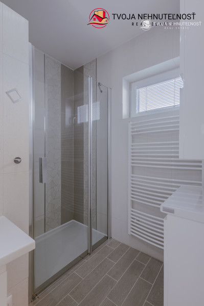 REZERVOVANÝ.....Luxusný dom so záhradou a dvojgarážou, kompletne zariadený, zabývaná novostavba