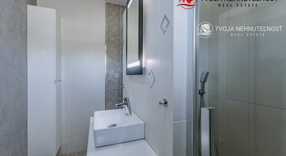 REZERVOVANÝ.....Luxusný dom so záhradou a dvojgarážou, kompletne zariadený, zabývaná novostavba