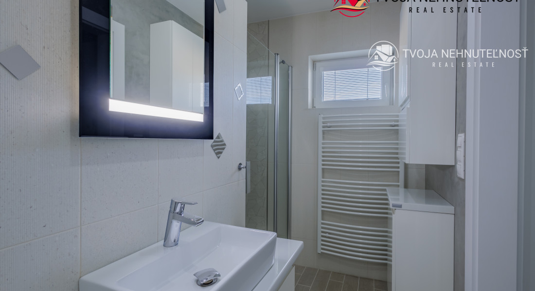 REZERVOVANÝ.....Luxusný dom so záhradou a dvojgarážou, kompletne zariadený, zabývaná novostavba