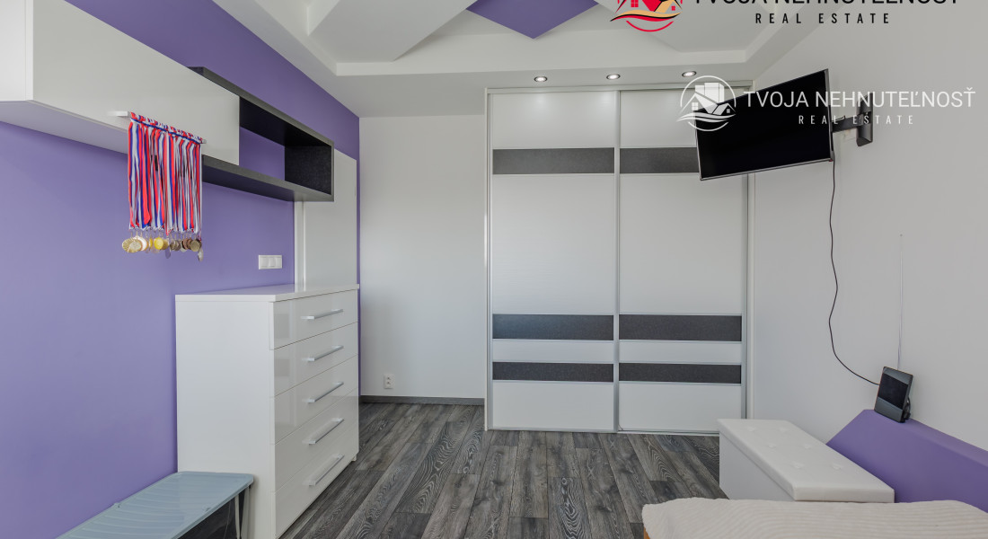 REZERVOVANÝ.....Luxusný dom so záhradou a dvojgarážou, kompletne zariadený, zabývaná novostavba