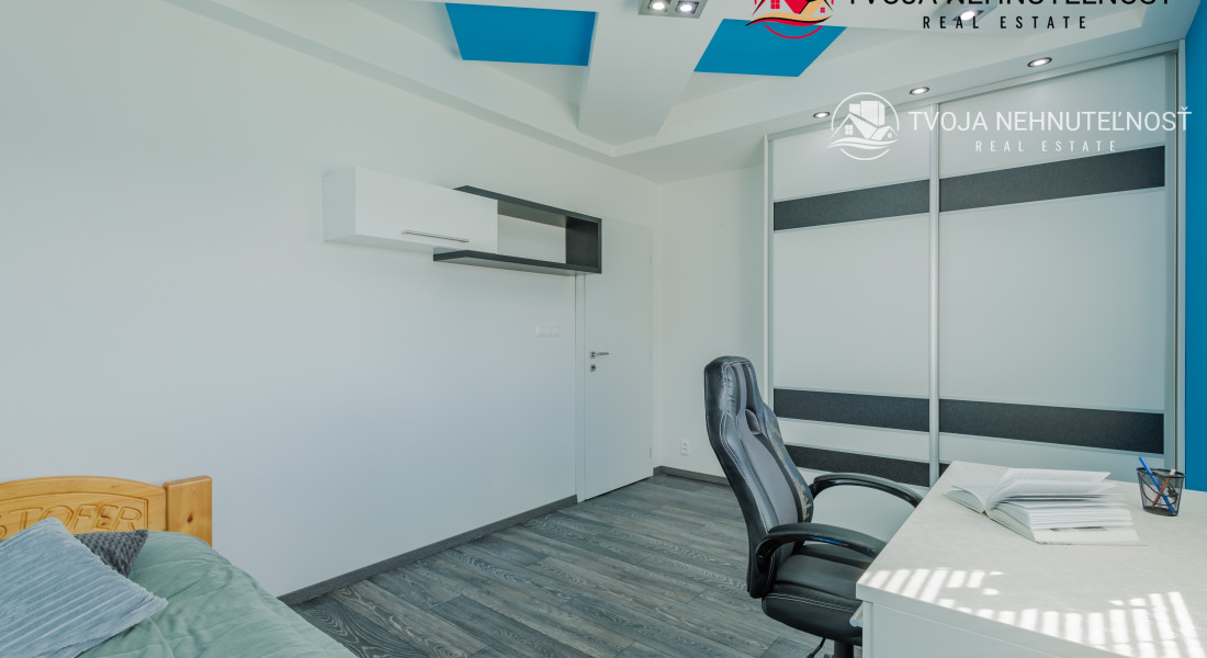 REZERVOVANÝ.....Luxusný dom so záhradou a dvojgarážou, kompletne zariadený, zabývaná novostavba