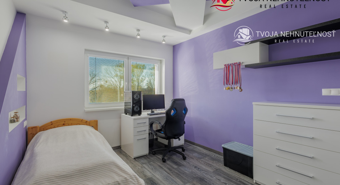 REZERVOVANÝ.....Luxusný dom so záhradou a dvojgarážou, kompletne zariadený, zabývaná novostavba