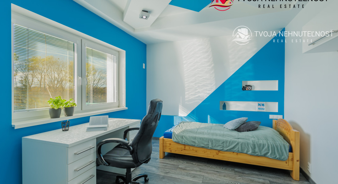 REZERVOVANÝ.....Luxusný dom so záhradou a dvojgarážou, kompletne zariadený, zabývaná novostavba