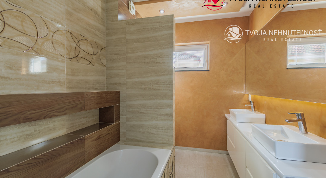 REZERVOVANÝ.....Luxusný dom so záhradou a dvojgarážou, kompletne zariadený, zabývaná novostavba