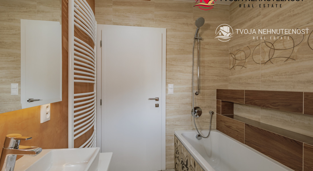 REZERVOVANÝ.....Luxusný dom so záhradou a dvojgarážou, kompletne zariadený, zabývaná novostavba