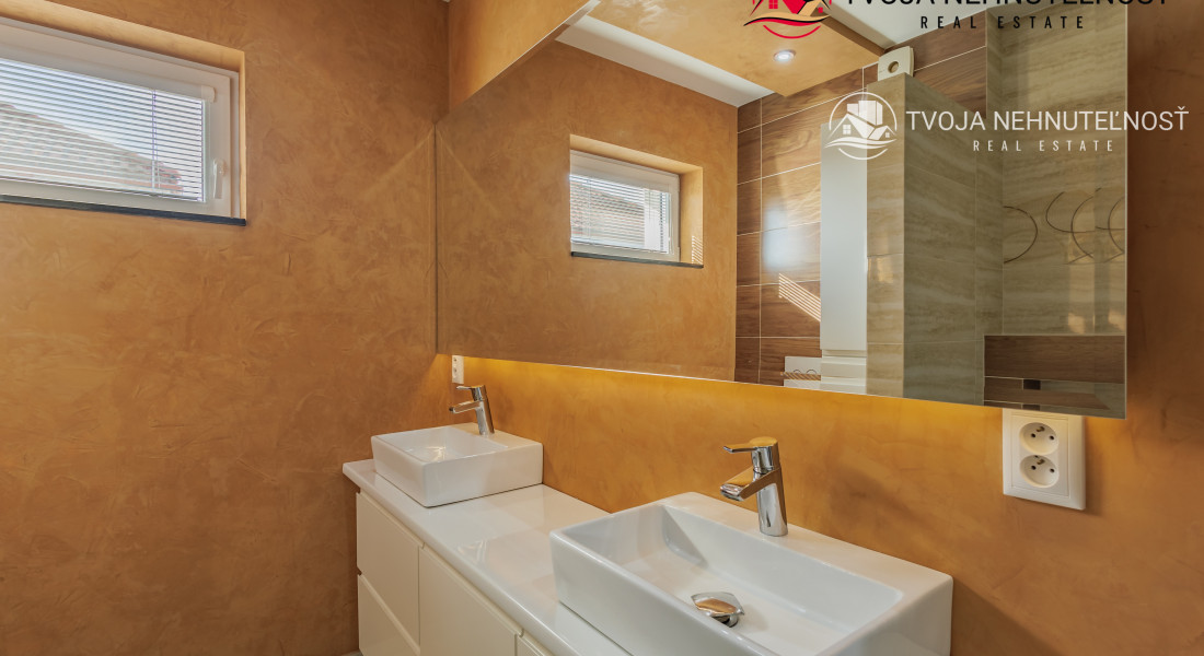 REZERVOVANÝ.....Luxusný dom so záhradou a dvojgarážou, kompletne zariadený, zabývaná novostavba