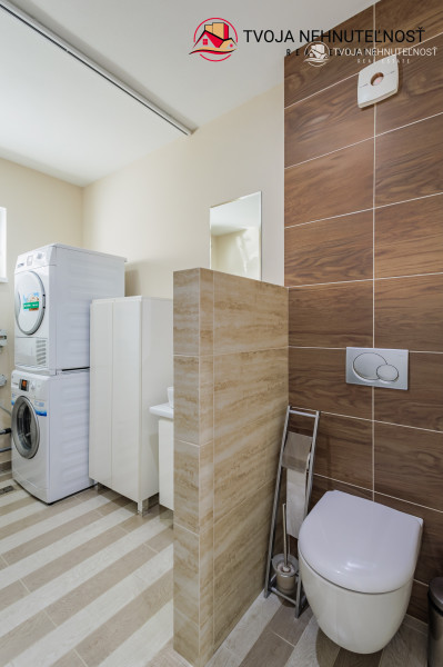 REZERVOVANÝ.....Luxusný dom so záhradou a dvojgarážou, kompletne zariadený, zabývaná novostavba