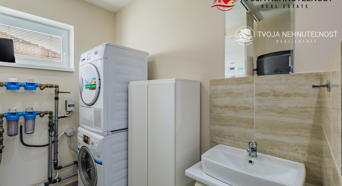 REZERVOVANÝ.....Luxusný dom so záhradou a dvojgarážou, kompletne zariadený, zabývaná novostavba