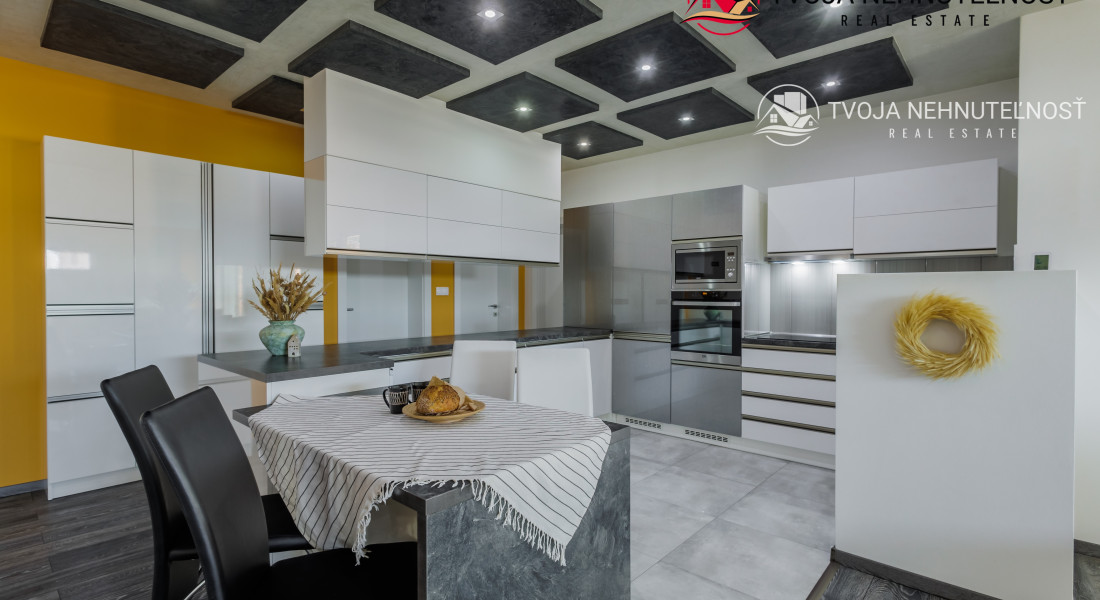 REZERVOVANÝ.....Luxusný dom so záhradou a dvojgarážou, kompletne zariadený, zabývaná novostavba