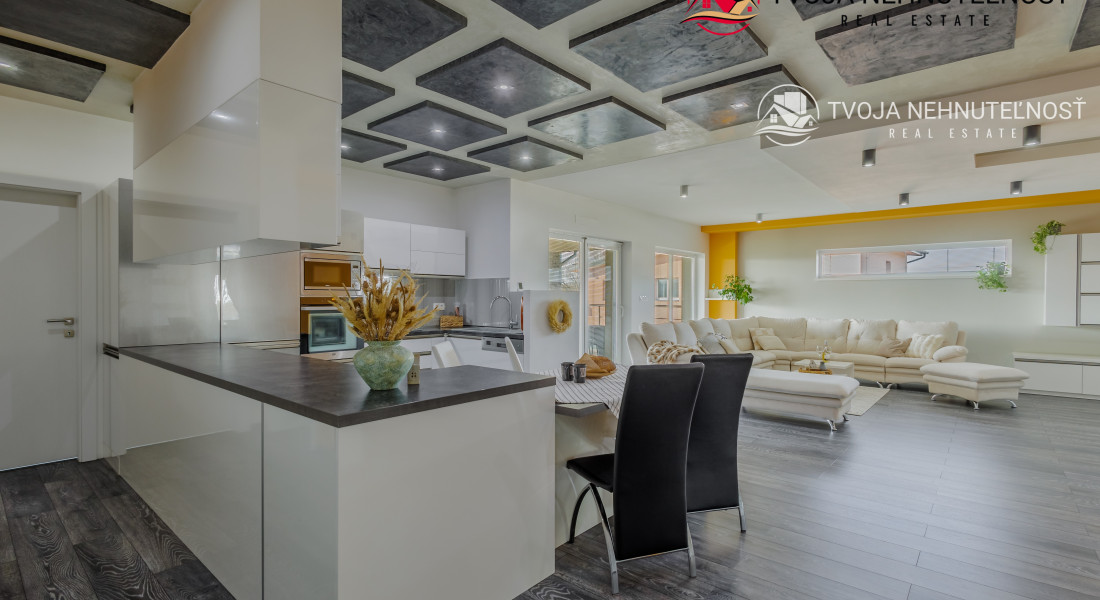 REZERVOVANÝ.....Luxusný dom so záhradou a dvojgarážou, kompletne zariadený, zabývaná novostavba