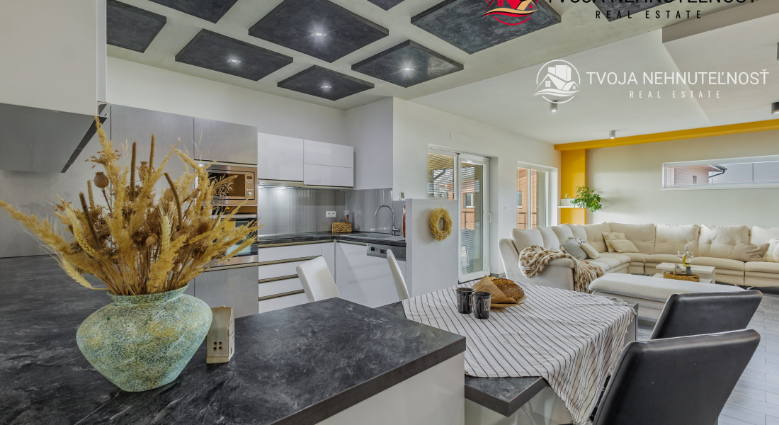 REZERVOVANÝ.....Luxusný dom so záhradou a dvojgarážou, kompletne zariadený, zabývaná novostavba