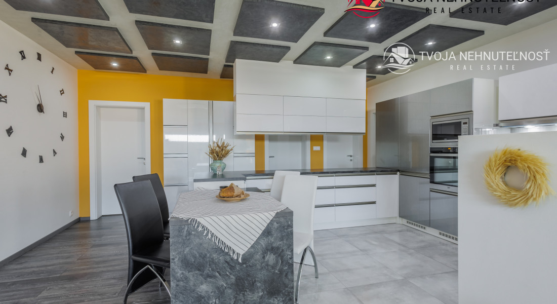 REZERVOVANÝ.....Luxusný dom so záhradou a dvojgarážou, kompletne zariadený, zabývaná novostavba