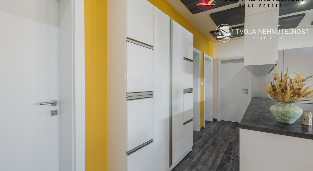 REZERVOVANÝ.....Luxusný dom so záhradou a dvojgarážou, kompletne zariadený, zabývaná novostavba