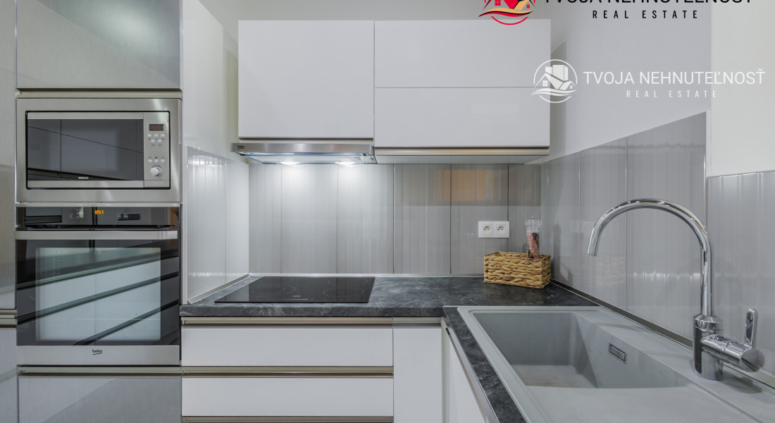 REZERVOVANÝ.....Luxusný dom so záhradou a dvojgarážou, kompletne zariadený, zabývaná novostavba