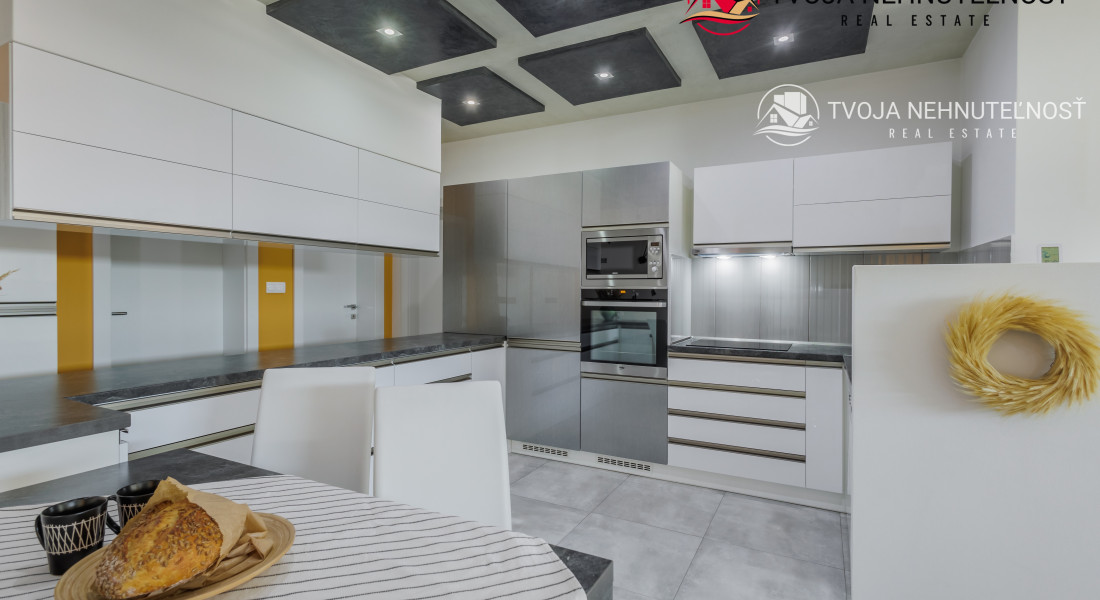 REZERVOVANÝ.....Luxusný dom so záhradou a dvojgarážou, kompletne zariadený, zabývaná novostavba