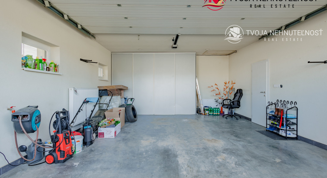 REZERVOVANÝ.....Luxusný dom so záhradou a dvojgarážou, kompletne zariadený, zabývaná novostavba